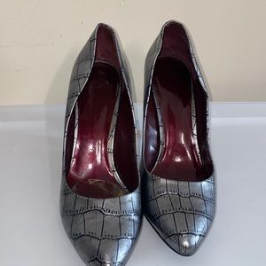 Grey/black patent leather heel
